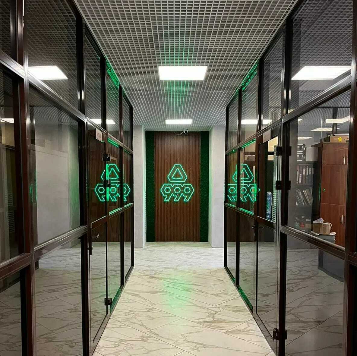 Неоновая вывеска и мох Неоновая вывеска